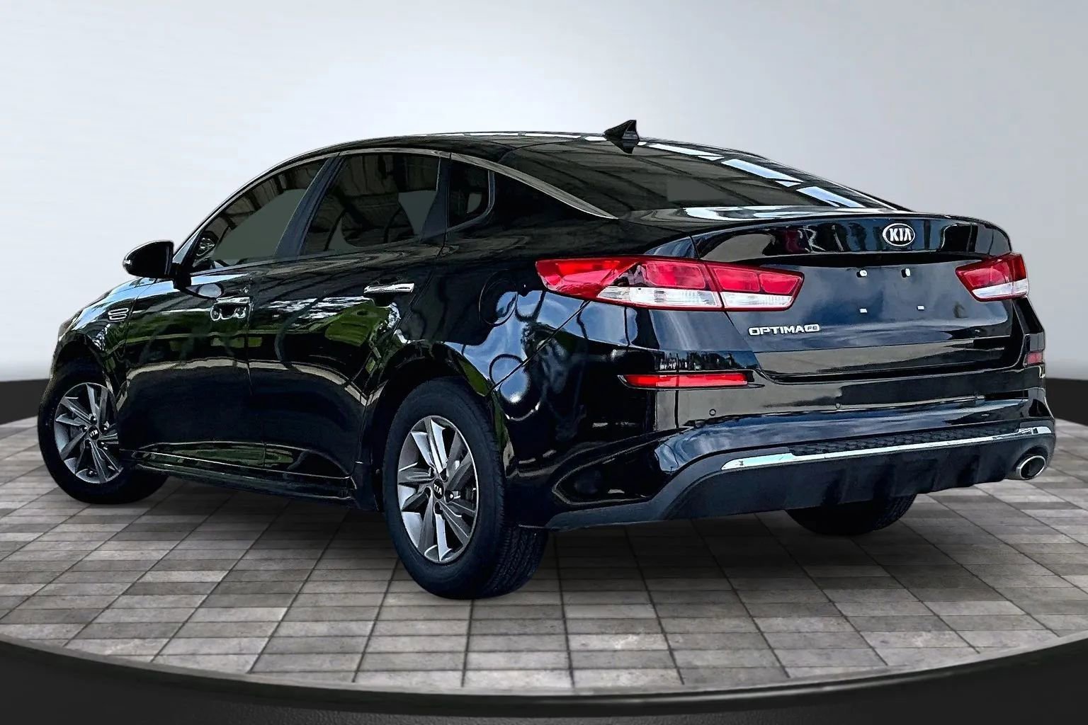Used 2020 Kia Optima LX FWD image 4
