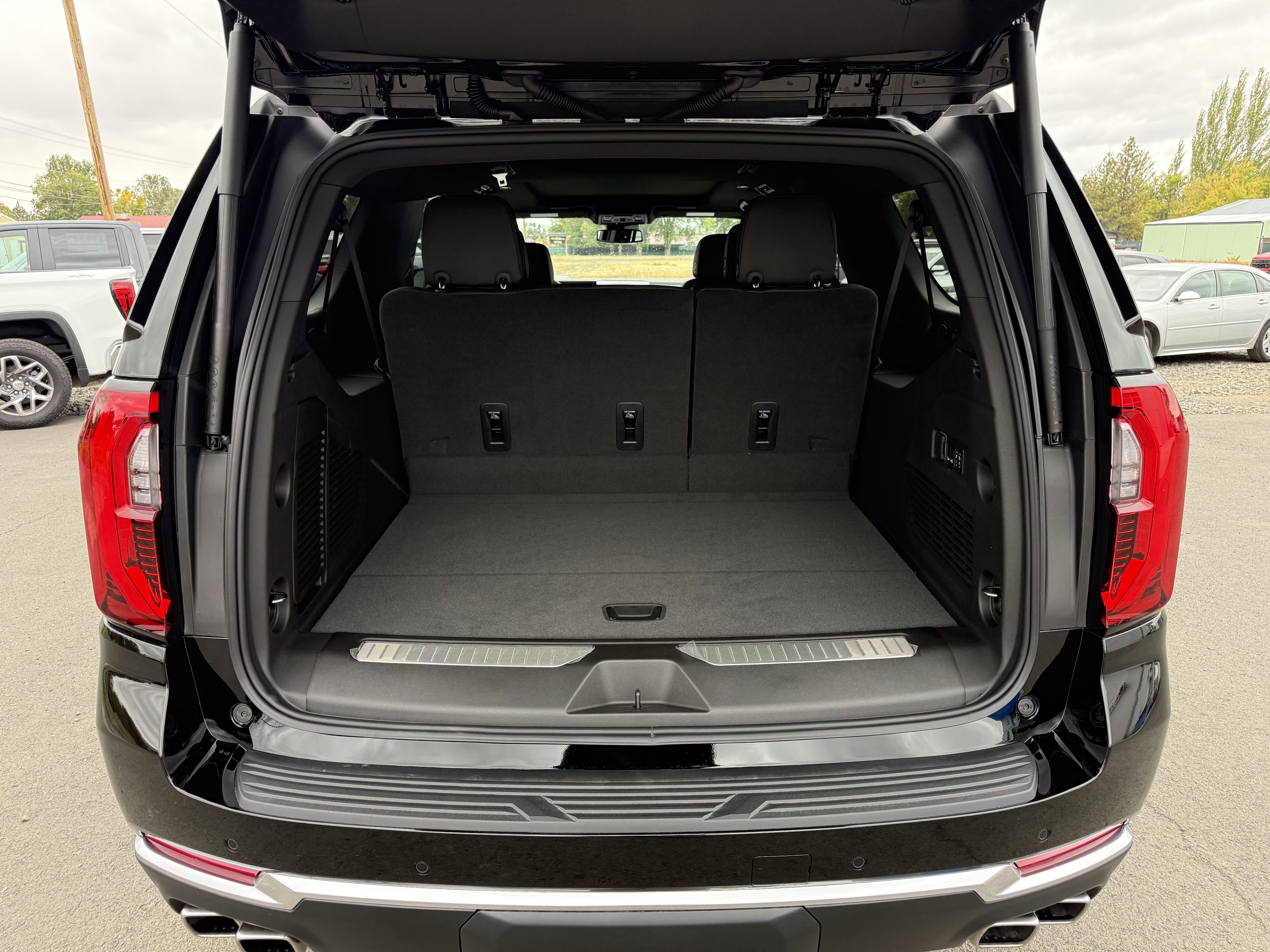 New 2025 GMC Yukon XL Denali w/ Sun & Power Step Package image 6