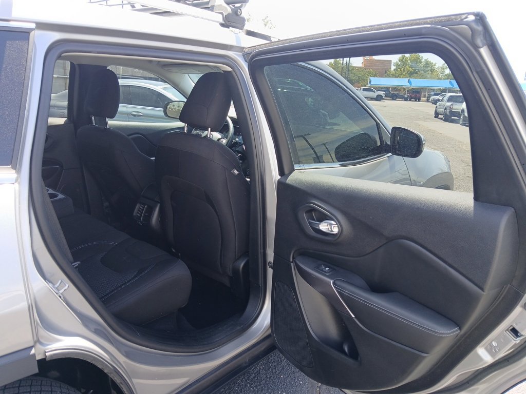 Used 2019 Jeep Cherokee Latitude w/ Popular Appearance Group AWD/4WD image 8