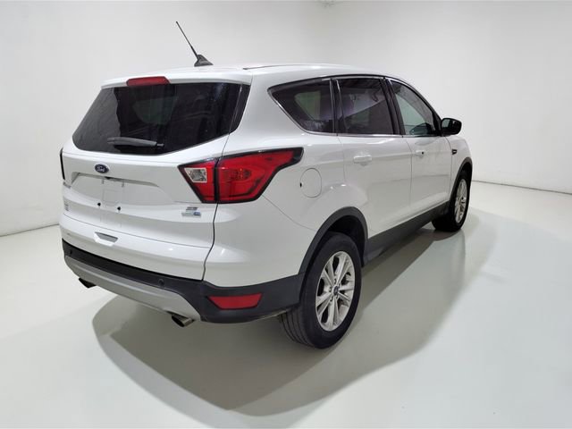 Used 2019 Ford Escape SE image 2