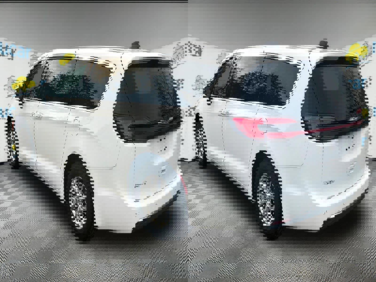 Used 2023 Chrysler Pacifica Touring-L FWD image 3