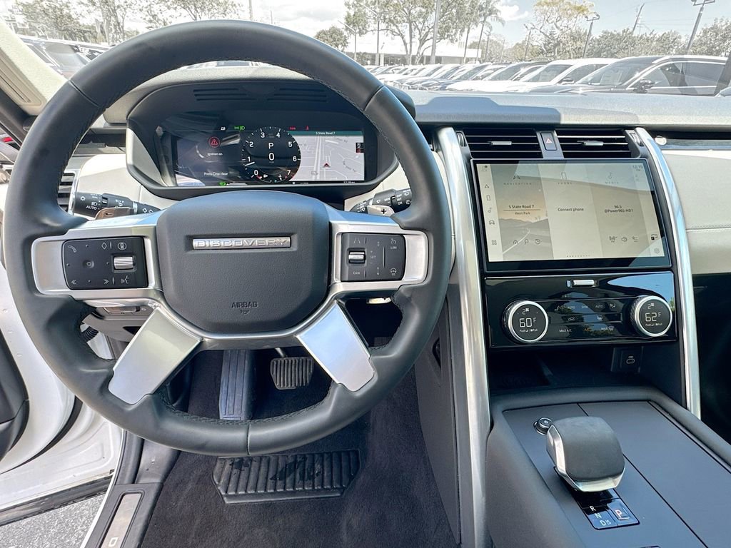 Used 2025 Land Rover Discovery S image 12