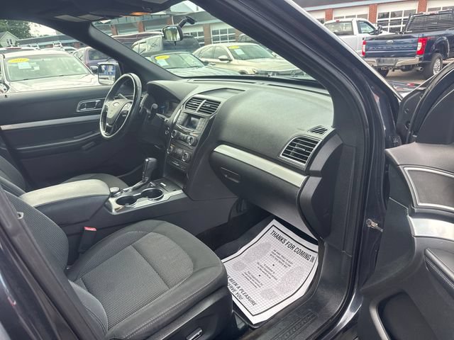 Used 2017 Ford Explorer XLT AWD/4WD image 34