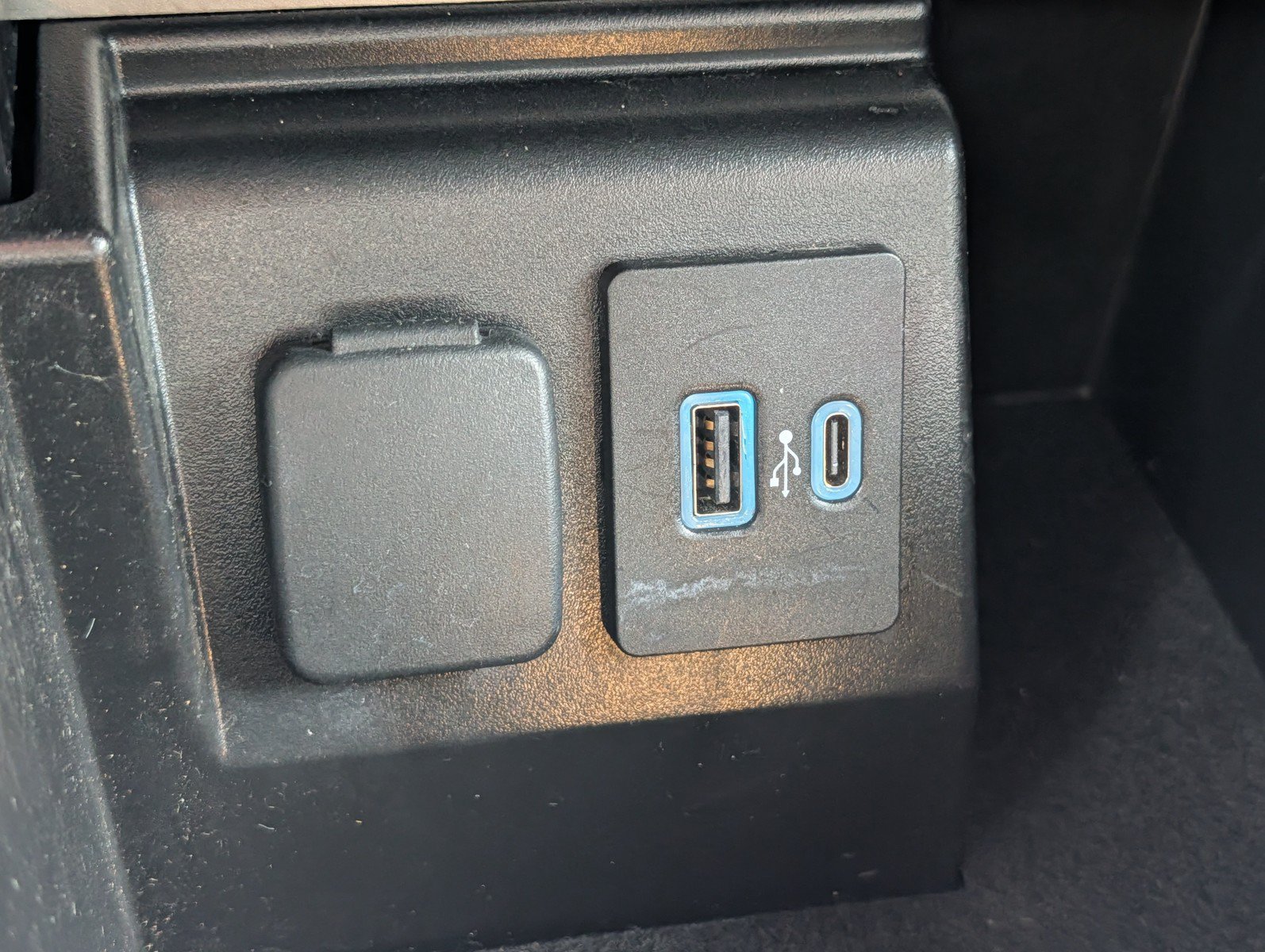 Used 2024 Ford Explorer XLT w/ Equipment Group 202A AWD/4WD image 27
