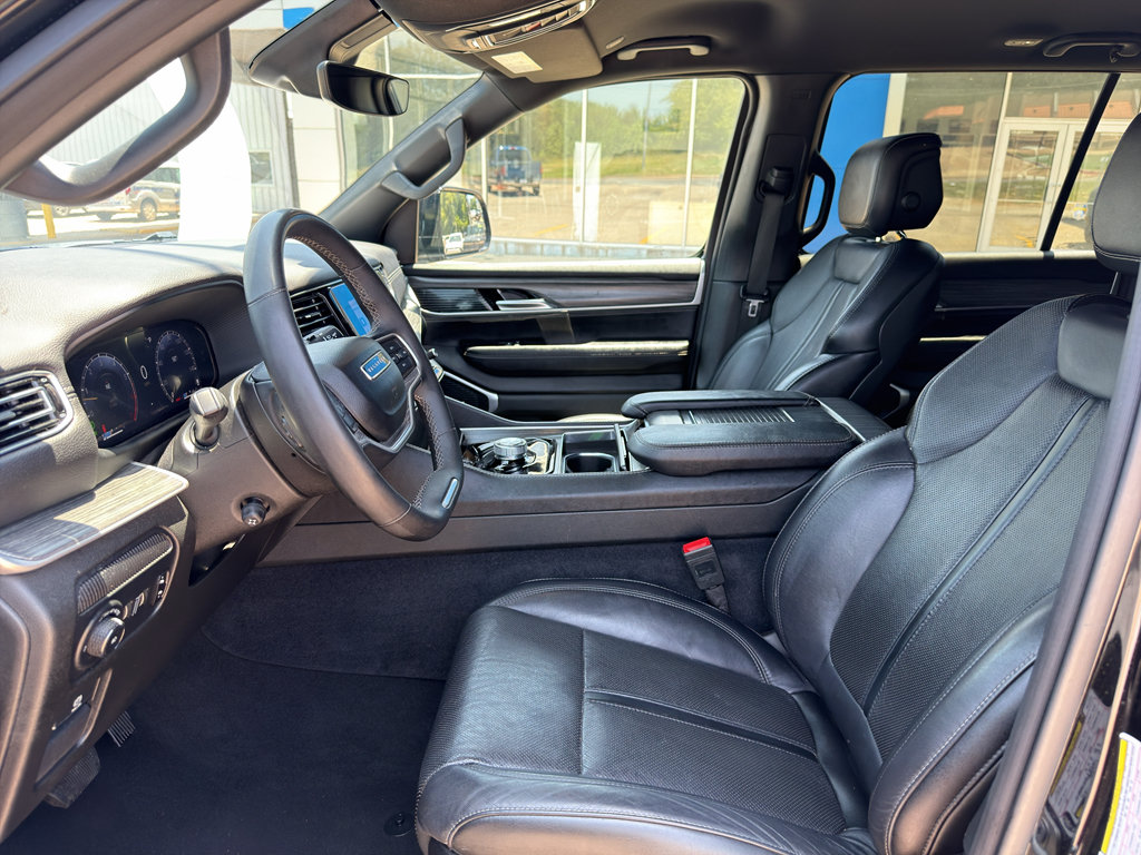 Used 2024 Jeep Wagoneer L Series II w/ Flexible Seating Group RWD image 5