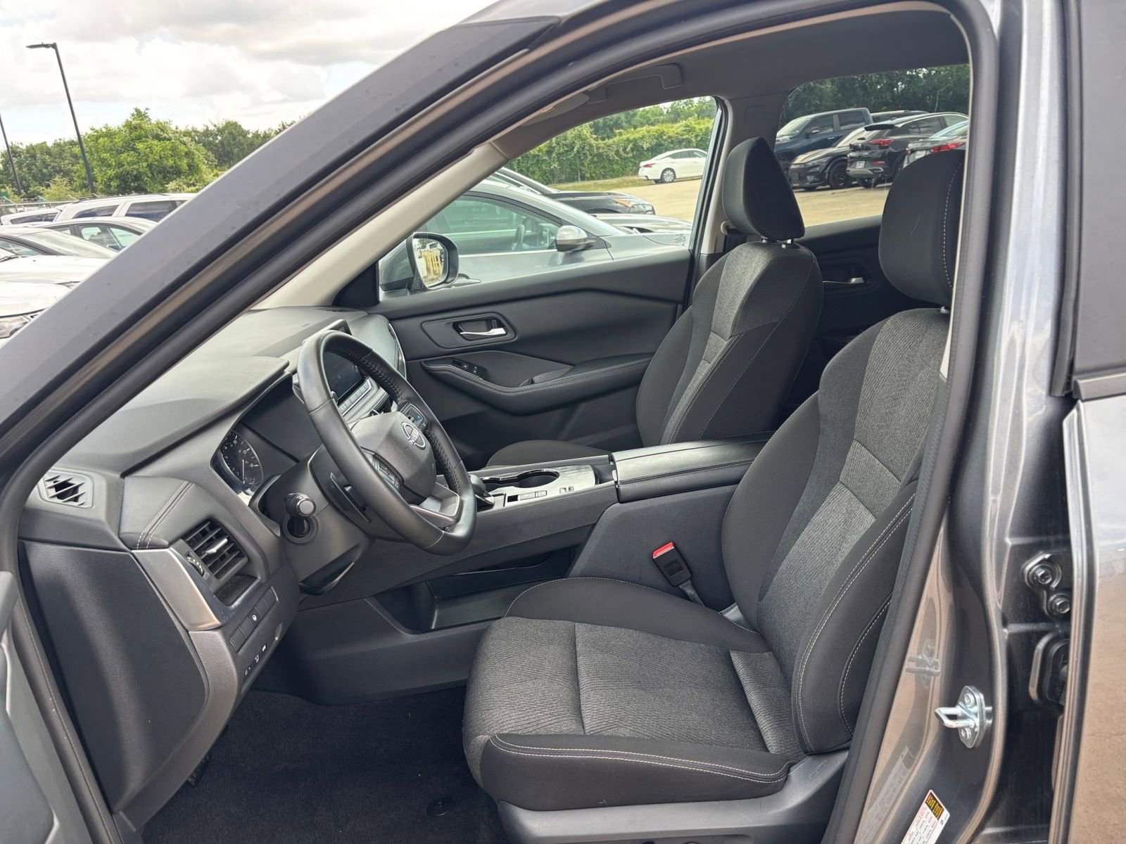 Used 2025 Nissan Rogue SV FWD image 29