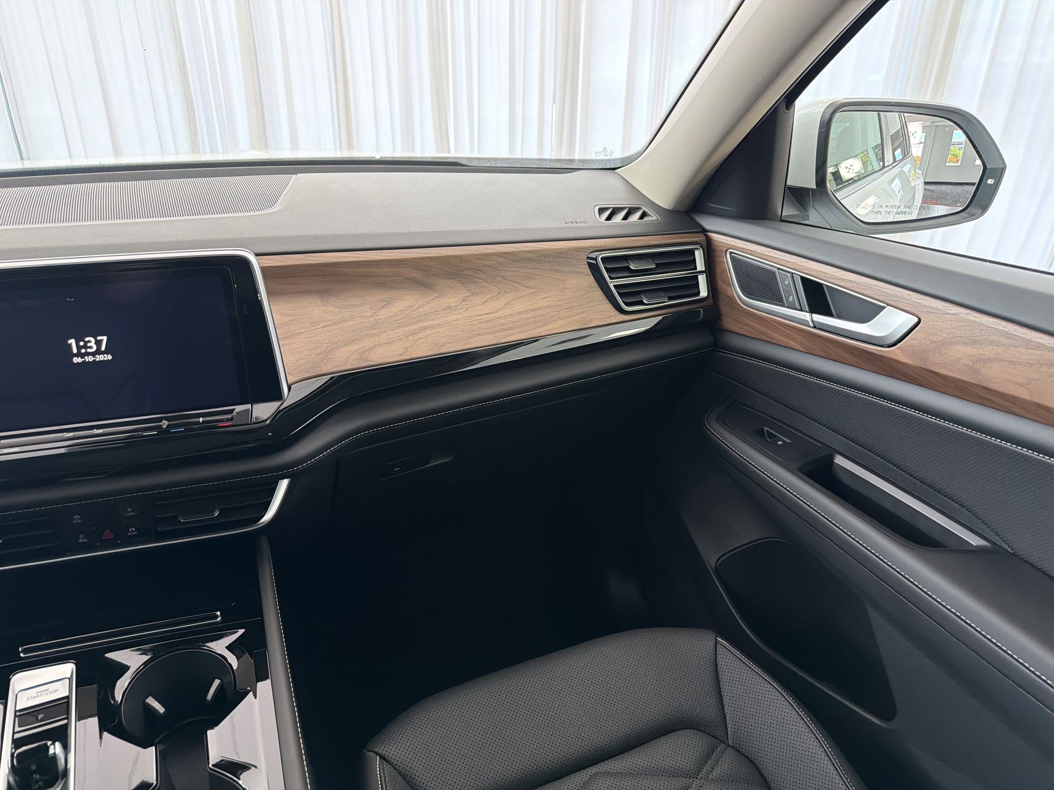 New 2026 Volkswagen Atlas SE FWD image 28