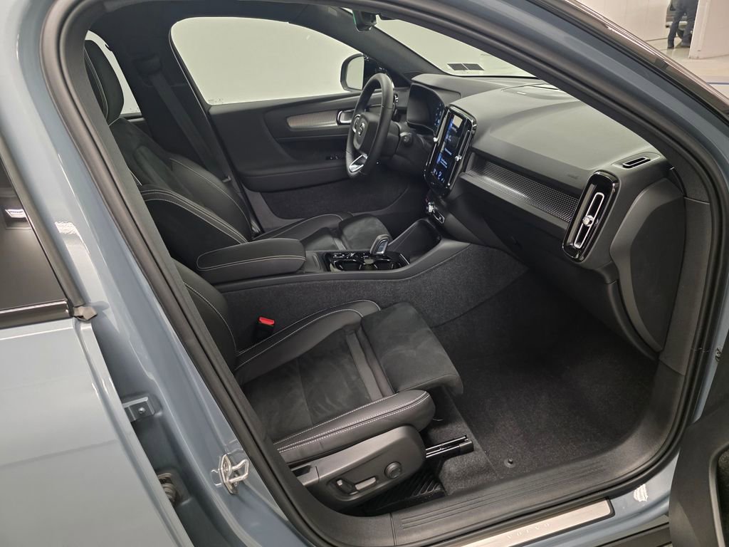 Used 2022 Volvo XC40 T5 R-Design w/ Advanced Package image 17