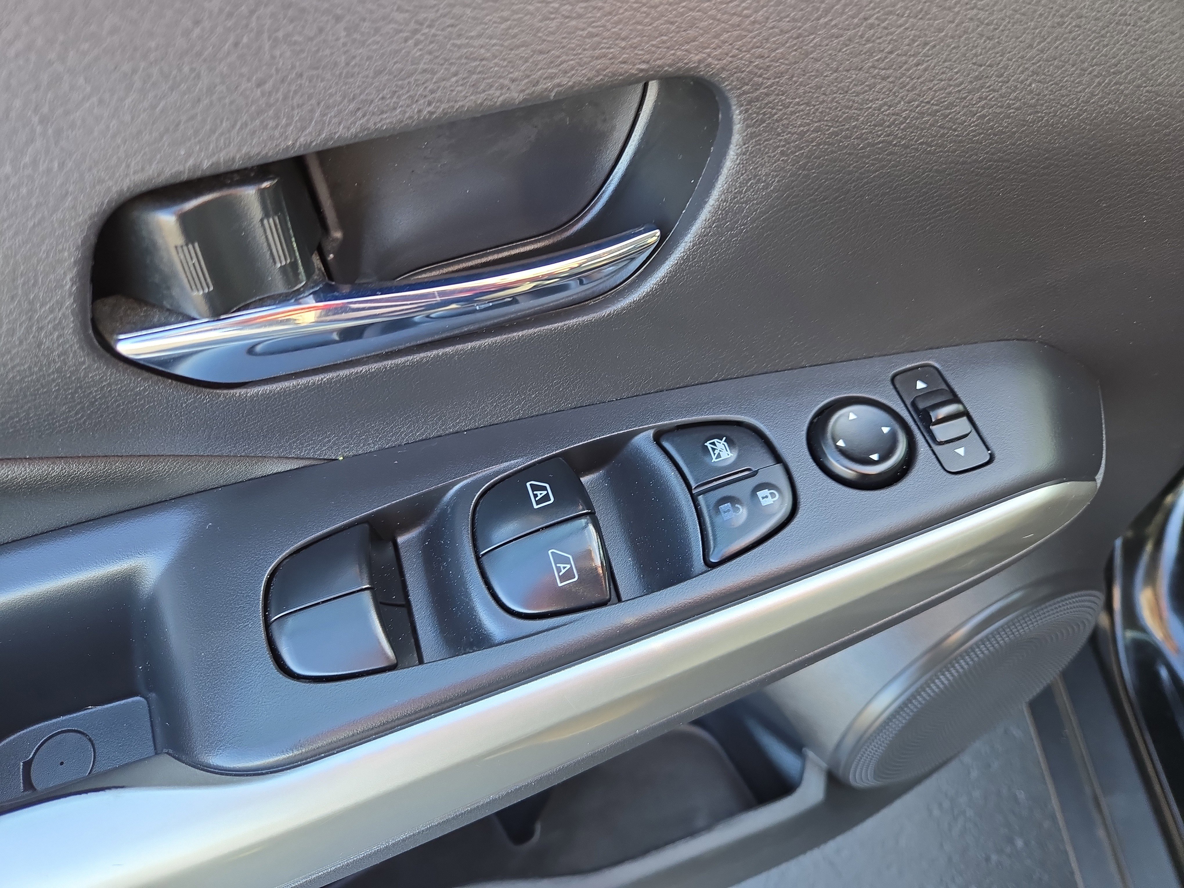 Used 2020 Nissan Kicks SR w/ SR Premium Package image 13