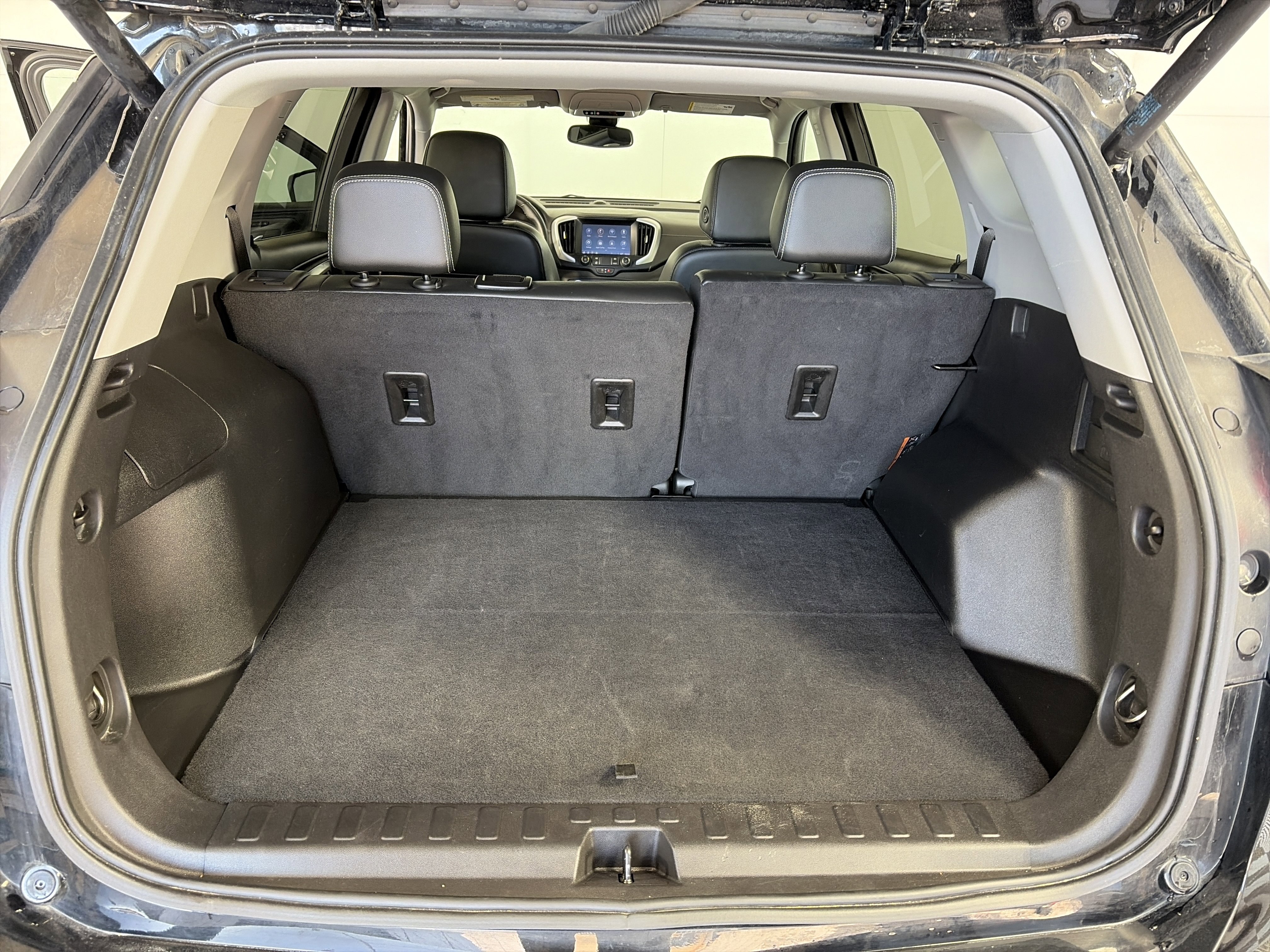 Used 2023 GMC Terrain SLT image 14