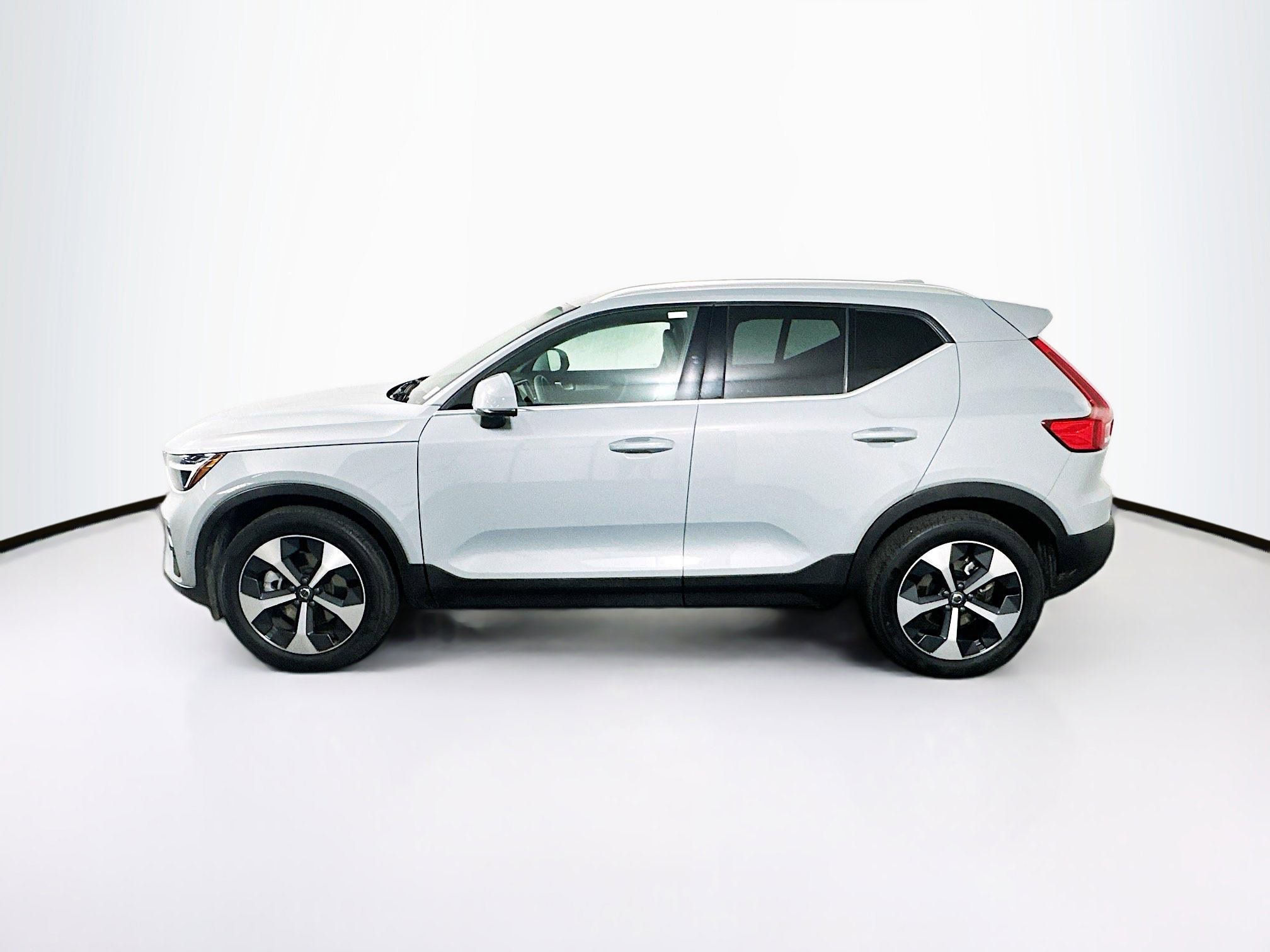 Used 2025 Volvo XC40 B5 Plus image 4