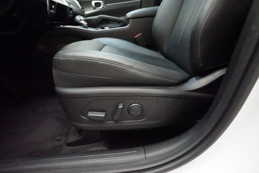 Certified 2022 Kia Sorento S w/ Panoramic Sunroof Package image 28