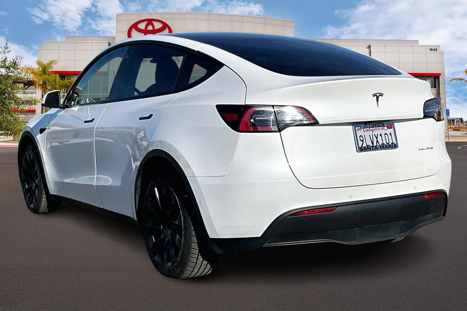 Used 2022 Tesla Model Y Long Range image 2