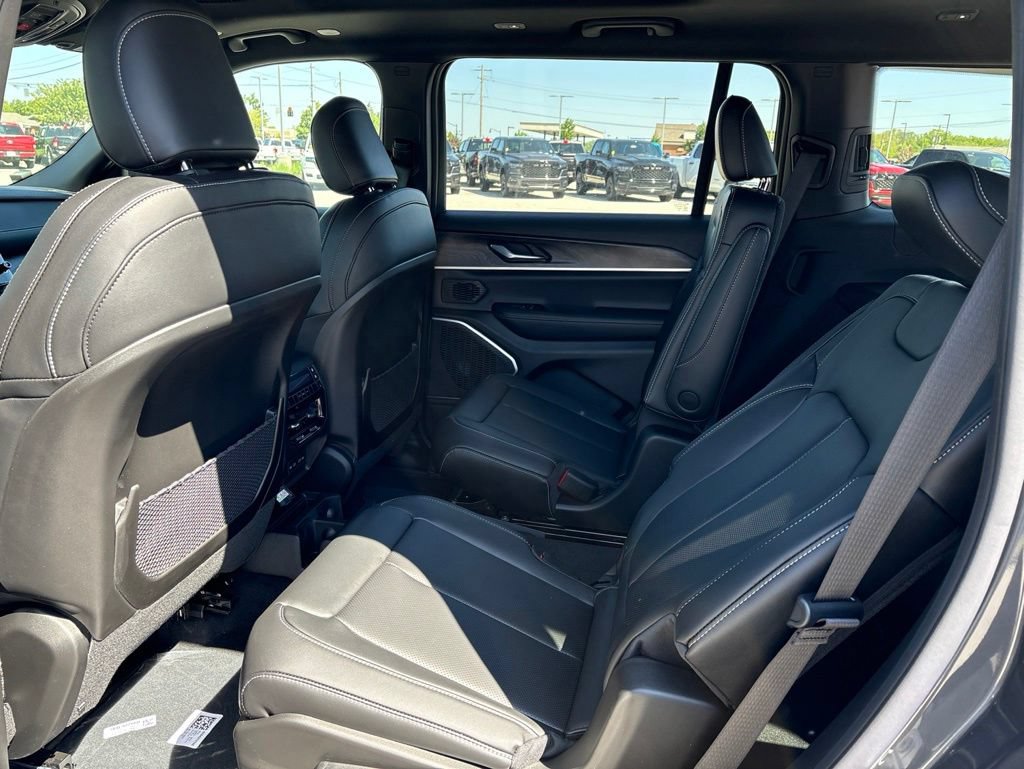 New 2026 Jeep Grand Cherokee L Limited w/ Luxury Tech Group II AWD/4WD image 9