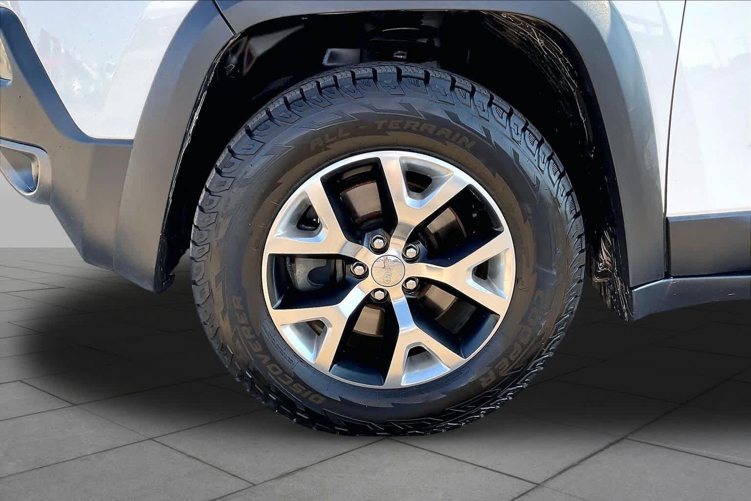 Used 2016 Jeep Cherokee Trailhawk w/ Comfort/Convenience Group AWD/4WD image 11