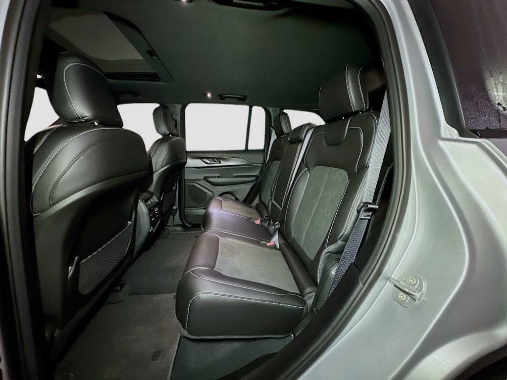 New 2025 Jeep Grand Cherokee Altitude AWD/4WD image 16