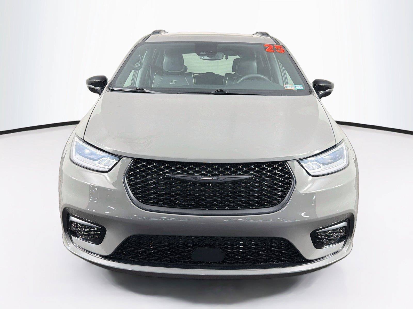 Used 2025 Chrysler Pacifica Limited FWD image 6