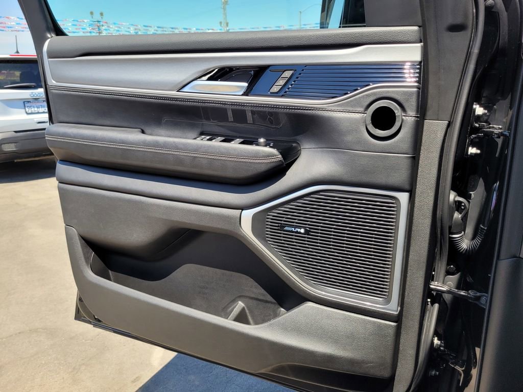 New 2025 Jeep Wagoneer L Series II w/ Convenience Group I image 18