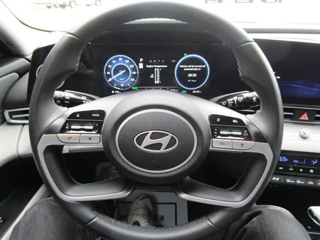 Used 2025 Hyundai Elantra Limited FWD image 13