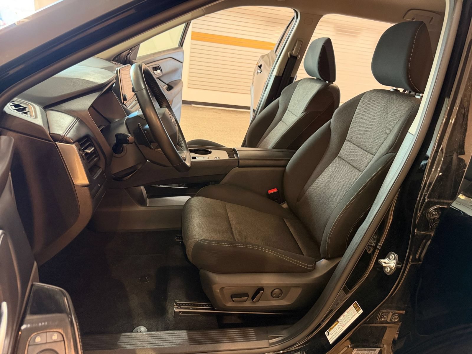 Used 2025 Nissan Rogue SV FWD image 27