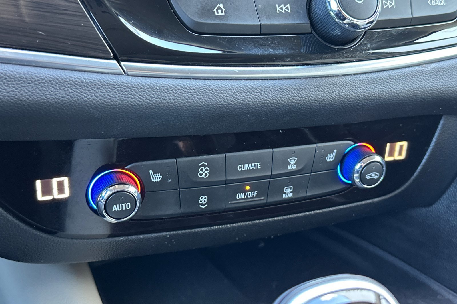 Used 2021 Buick Enclave Essence w/ Sound and Sites Package image 22