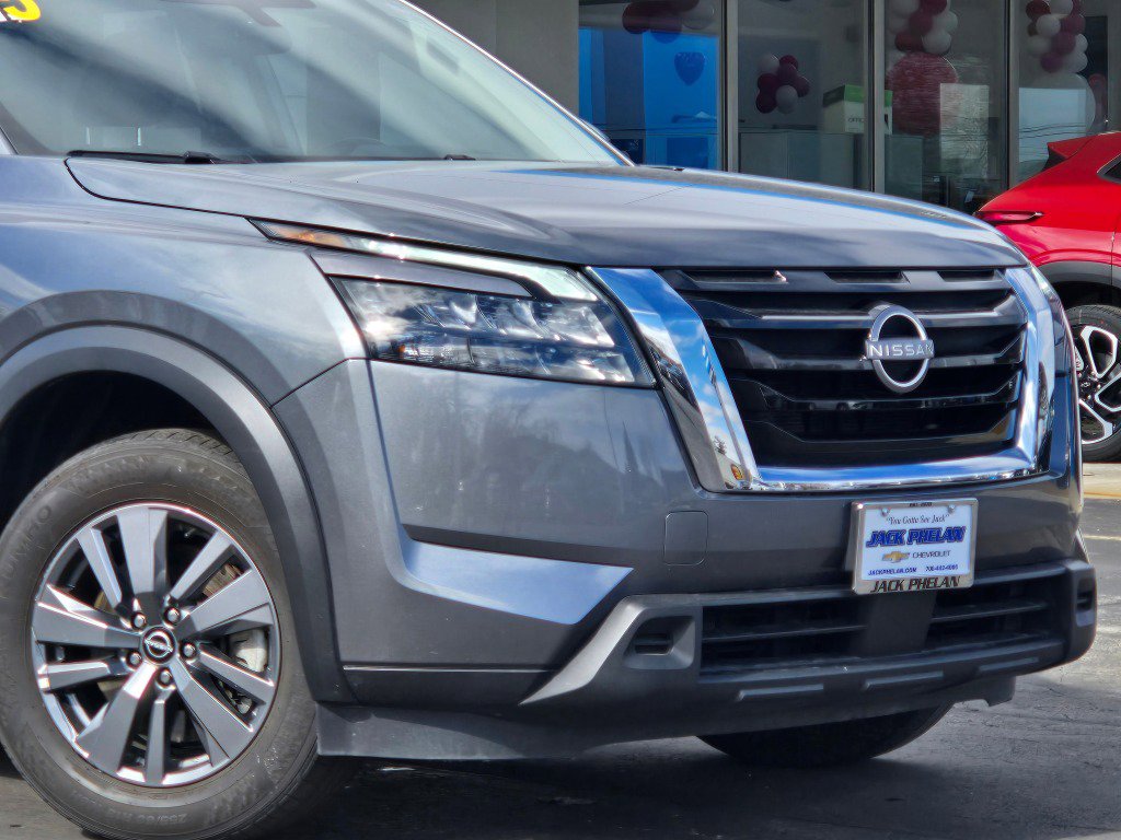 Used 2025 Nissan Pathfinder SV image 3