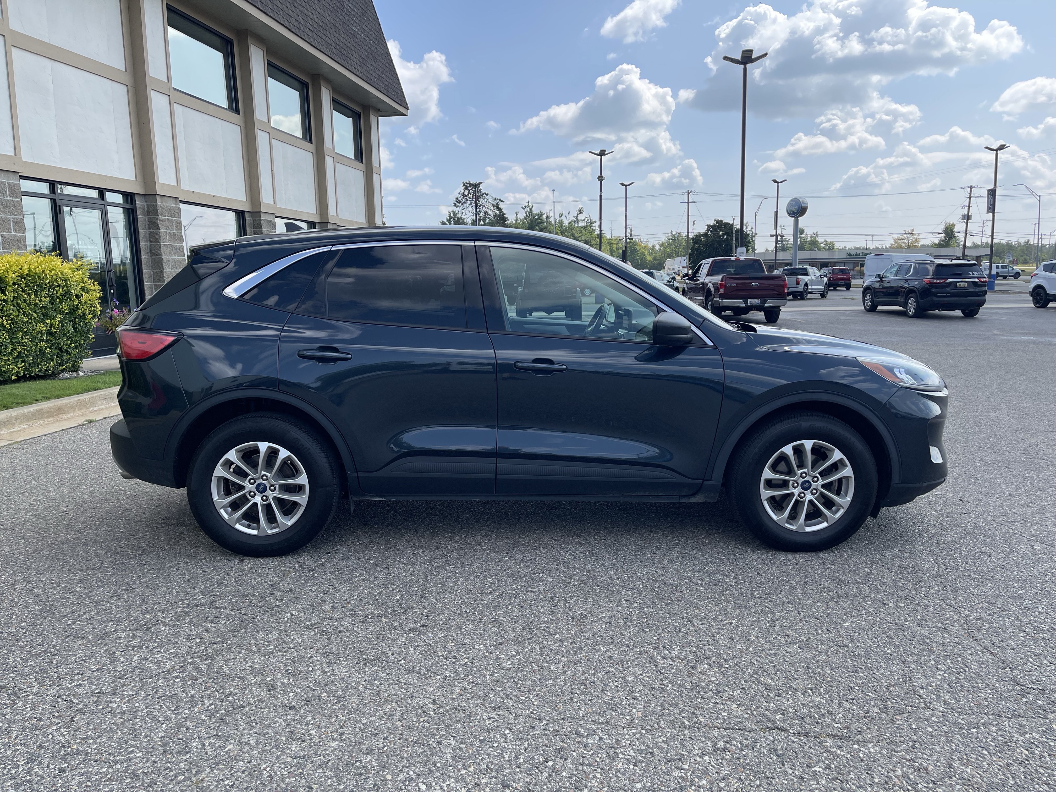 Used 2022 Ford Escape SE w/ Cold Weather Package AWD/4WD image 2