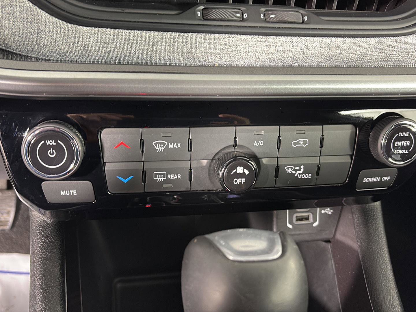 Used 2025 Jeep Compass Latitude image 34