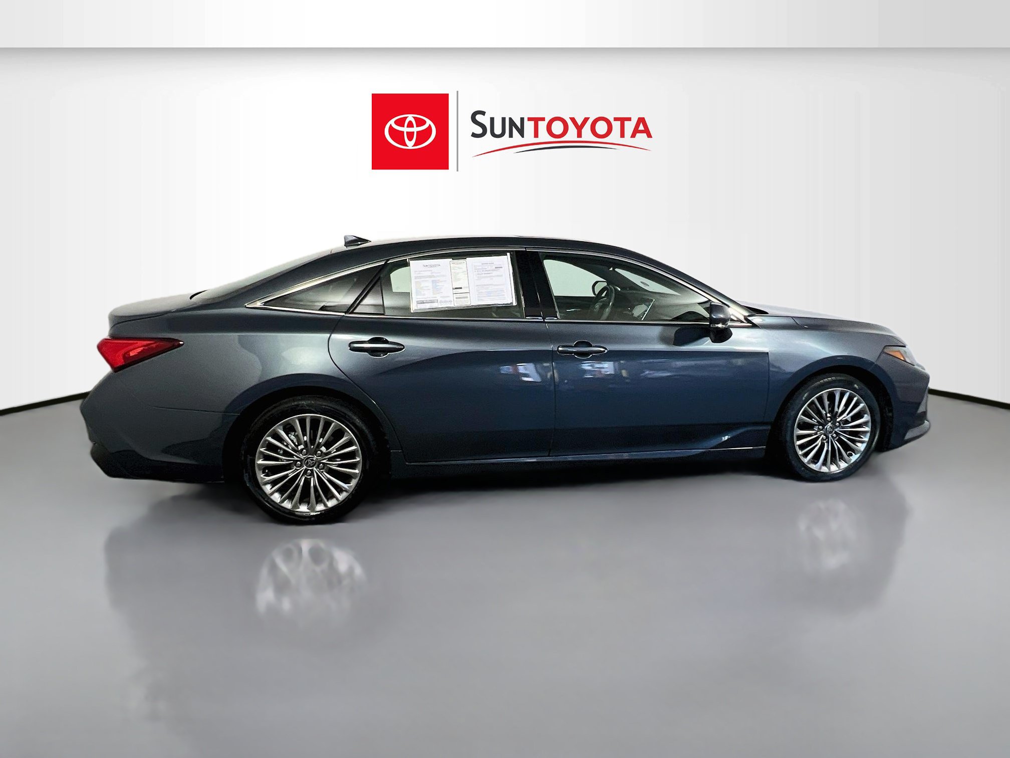 Used 2022 Toyota Avalon Limited w/ Advanced Safety Package FWD image 2