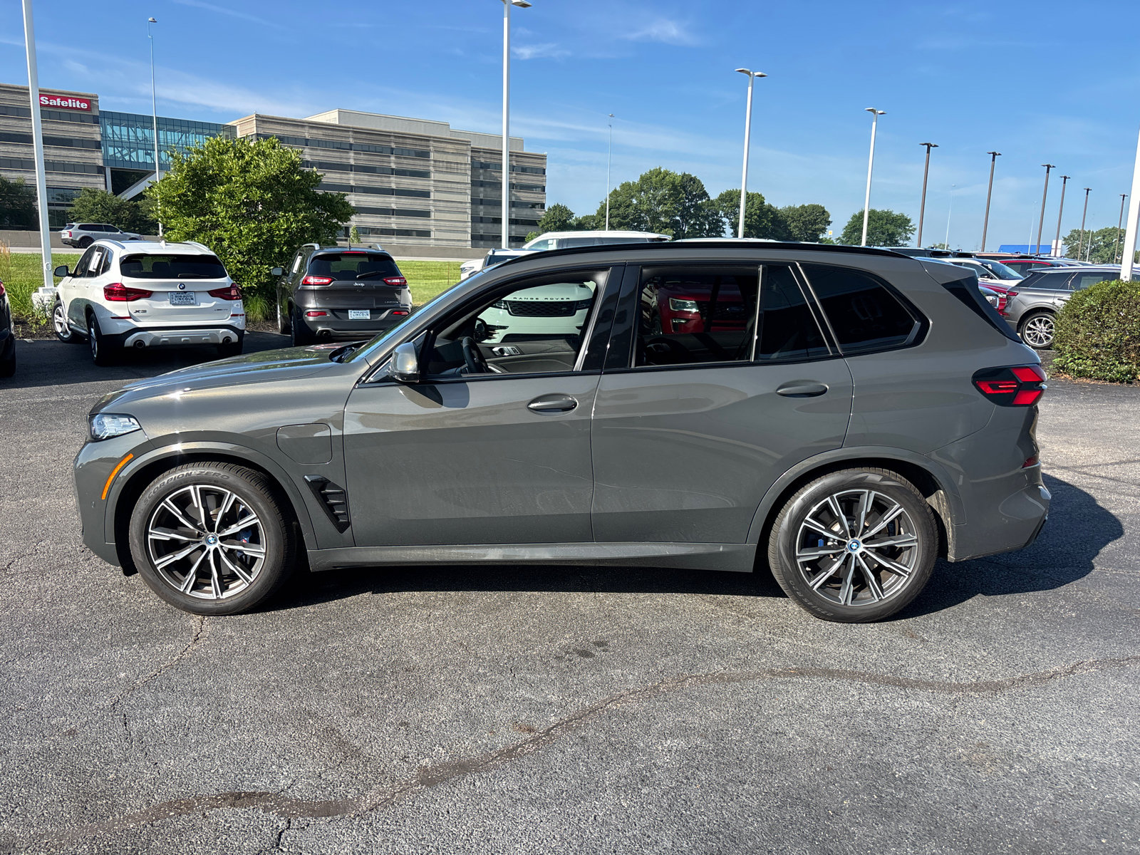 Used 2025 BMW X5 xDrive50e w/ M Sport Package AWD/4WD image 4