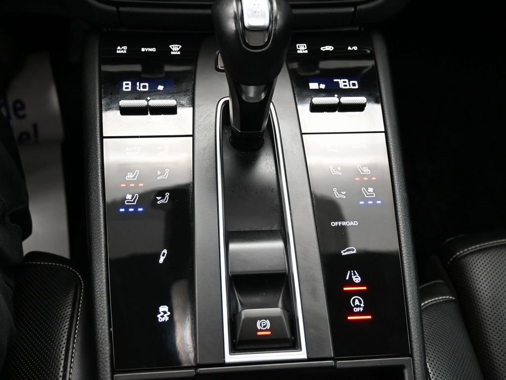 Used 2023 Porsche Macan Turbo image 28