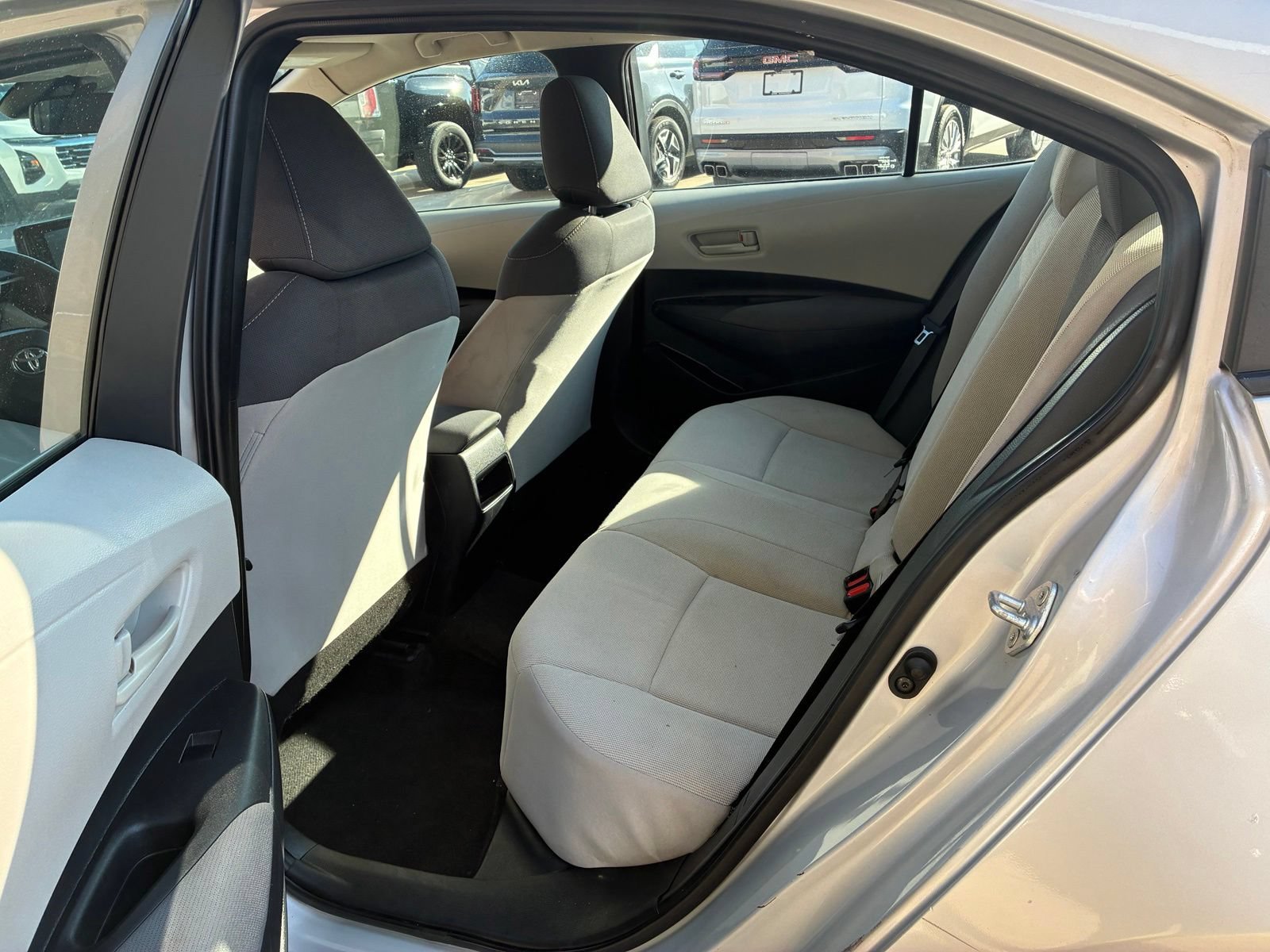 Used 2022 Toyota Corolla LE FWD image 3