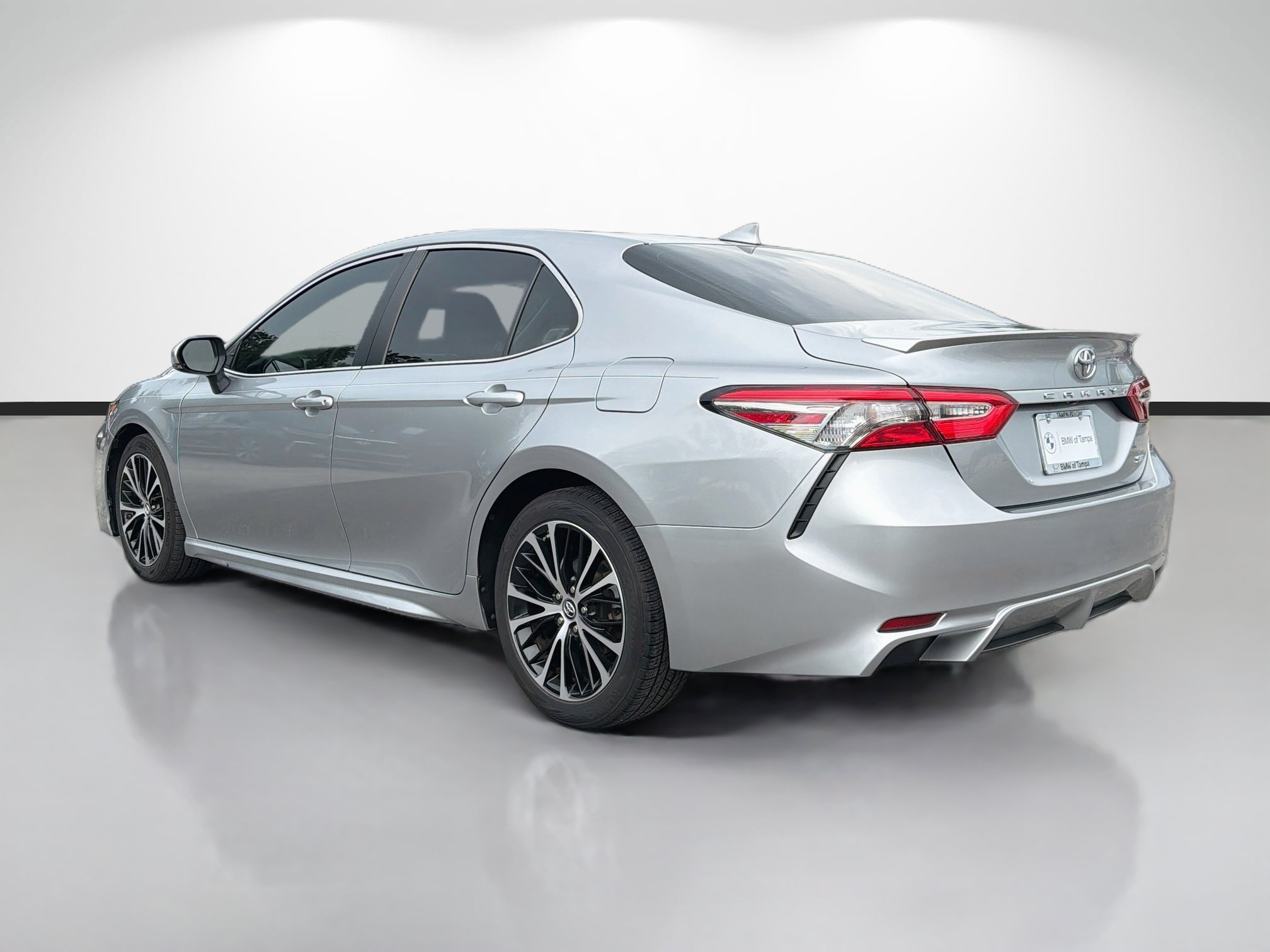 Used 2019 Toyota Camry SE w/ Convenience Package FWD image 5