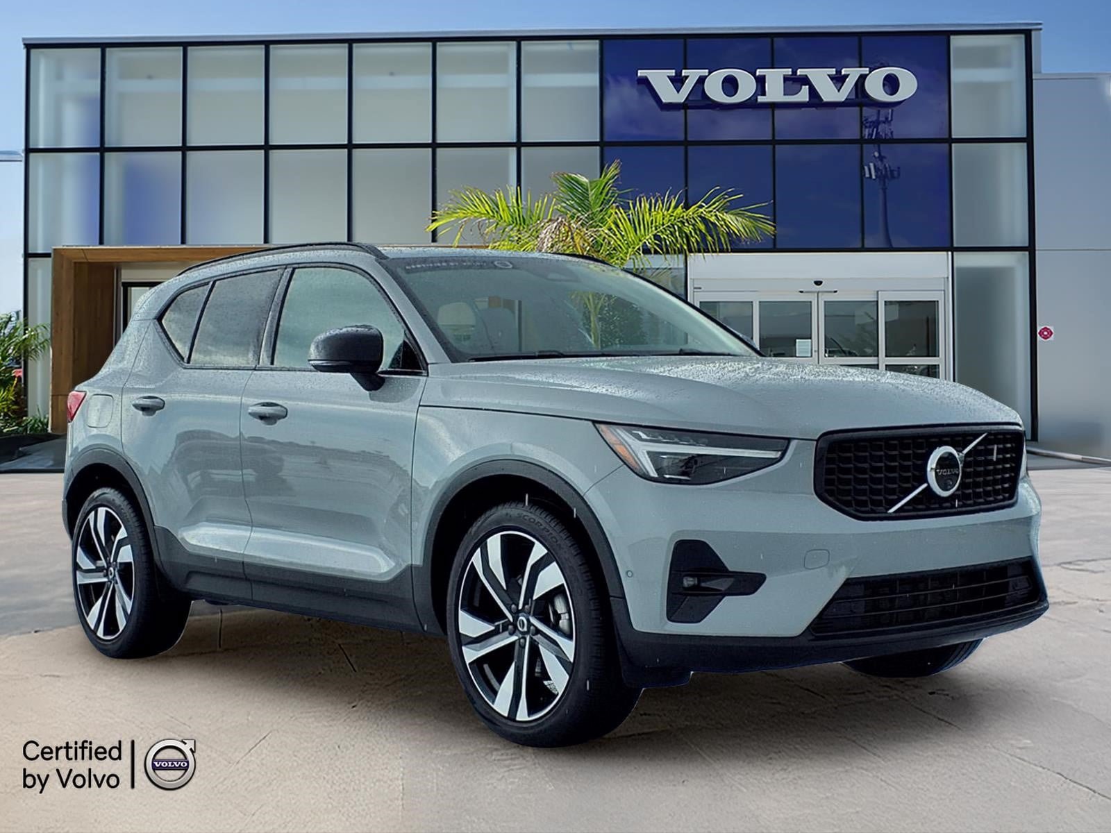 Certified 2025 Volvo XC40 B5 Ultra AWD/4WD image 1