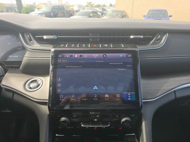 Used 2025 Jeep Grand Cherokee Limited w/ Black Appearance Package image 19