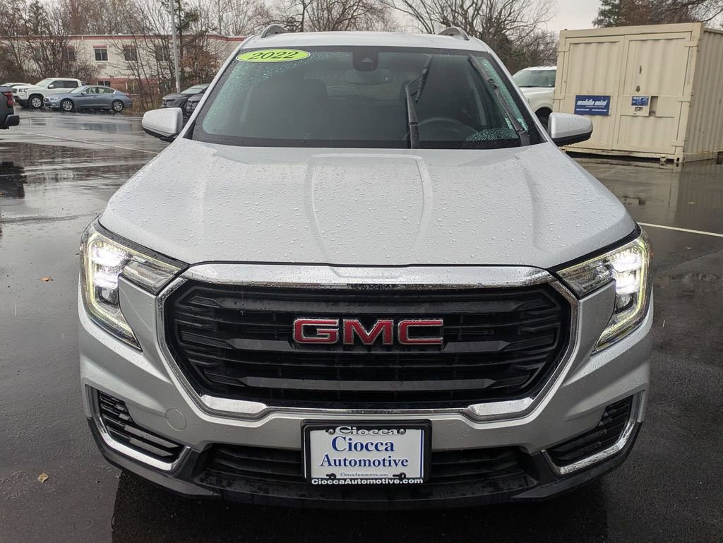 Used 2022 GMC Terrain SLE w/ Driver Convenience Package image 2