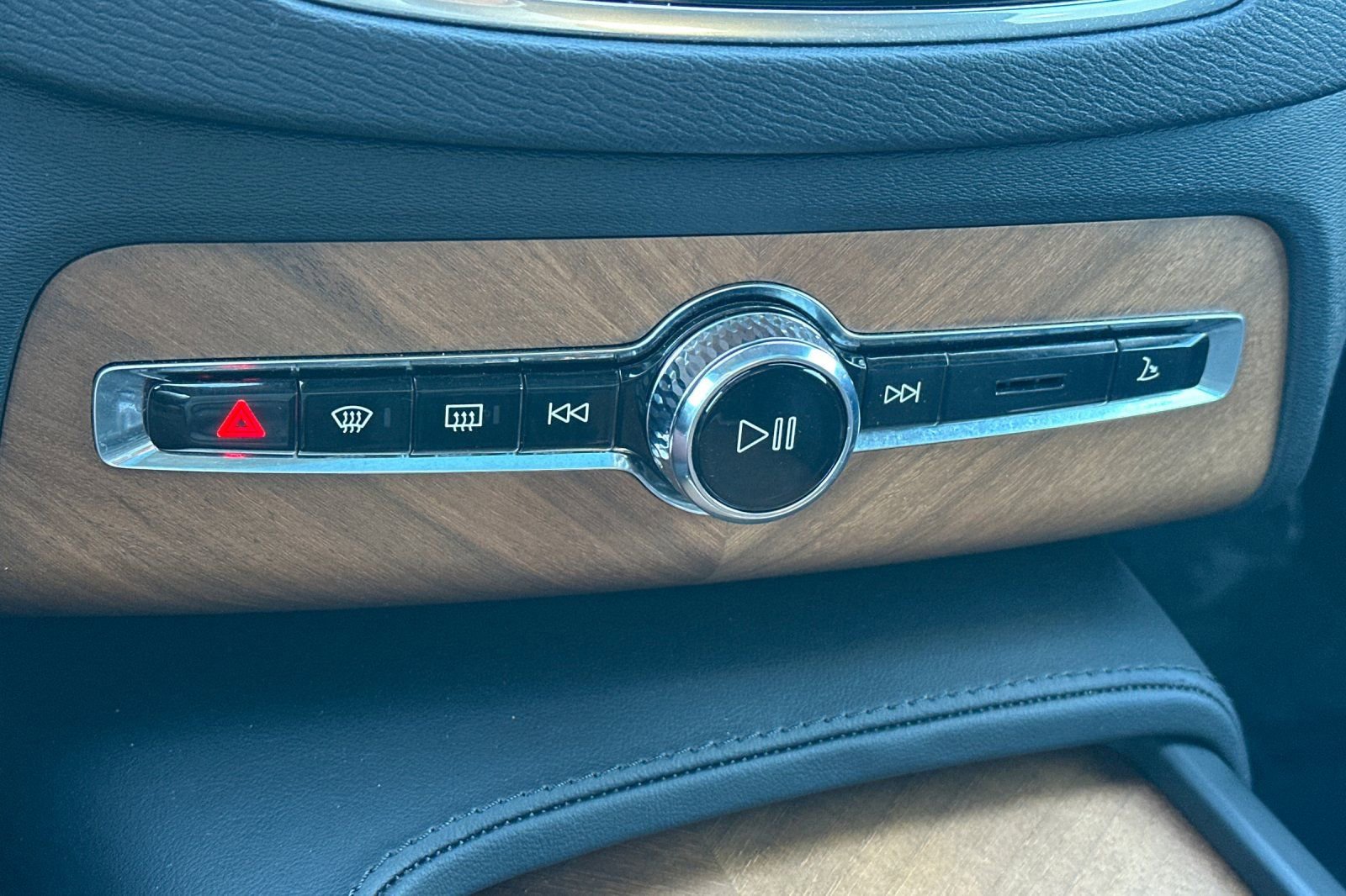 Used 2025 Volvo XC90 T8 Core w/ Protection Package Premier image 24