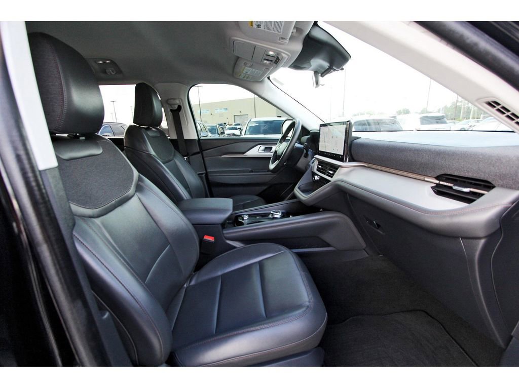Used 2025 Ford Explorer Active w/ Active Comfort Package image 28