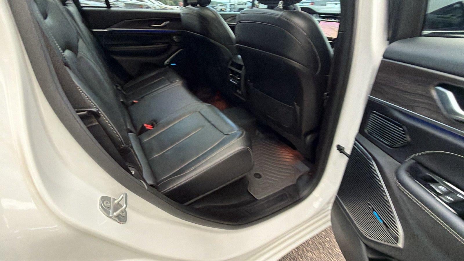 Used 2023 Jeep Grand Cherokee Overland RWD image 23