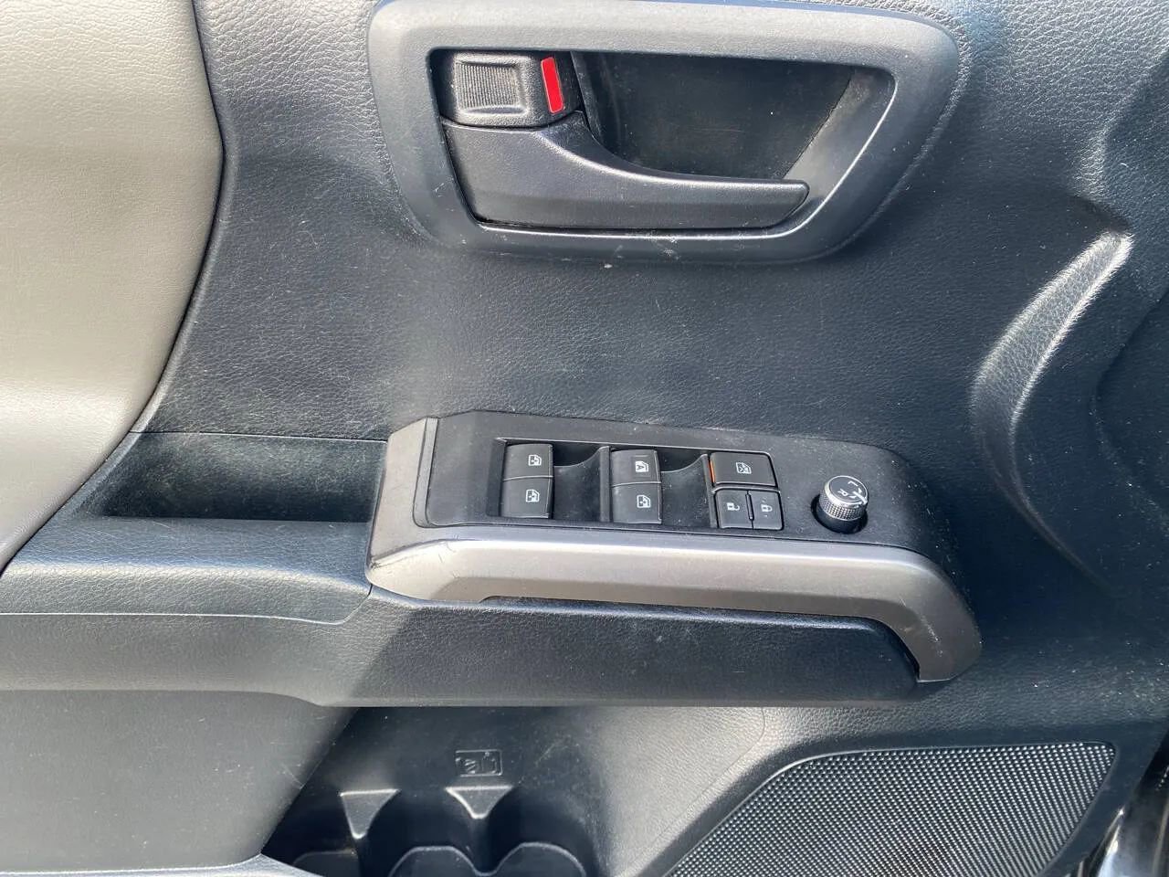 Used 2016 Toyota Tacoma SR5 w/ SR5 Appearance Package (SN) image 9