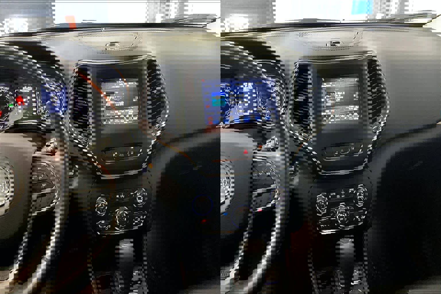 Used 2021 Jeep Cherokee Latitude Plus image 7