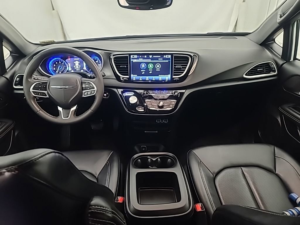 Used 2025 Chrysler Pacifica Select image 21