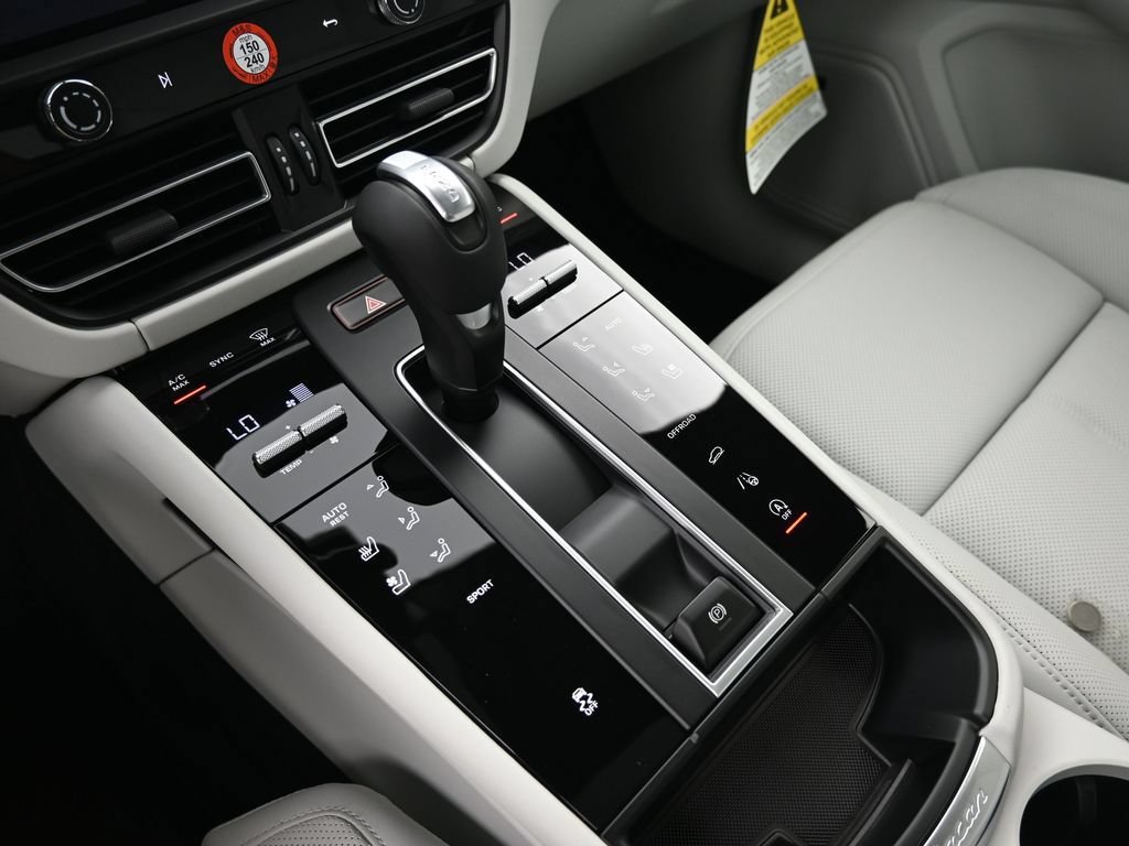Certified 2025 Porsche Macan AWD/4WD image 15