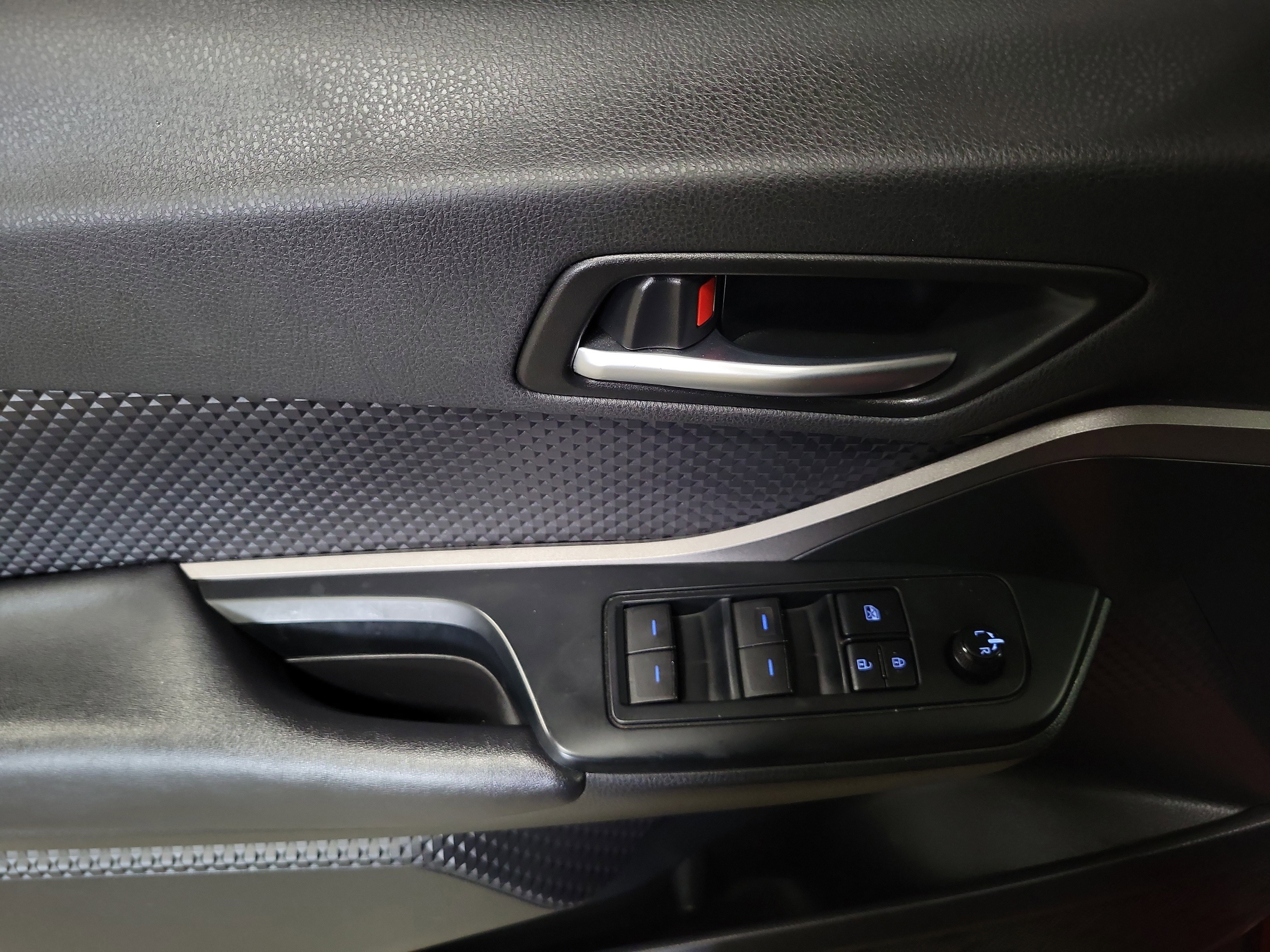 Used 2020 Toyota C-HR LE FWD image 20