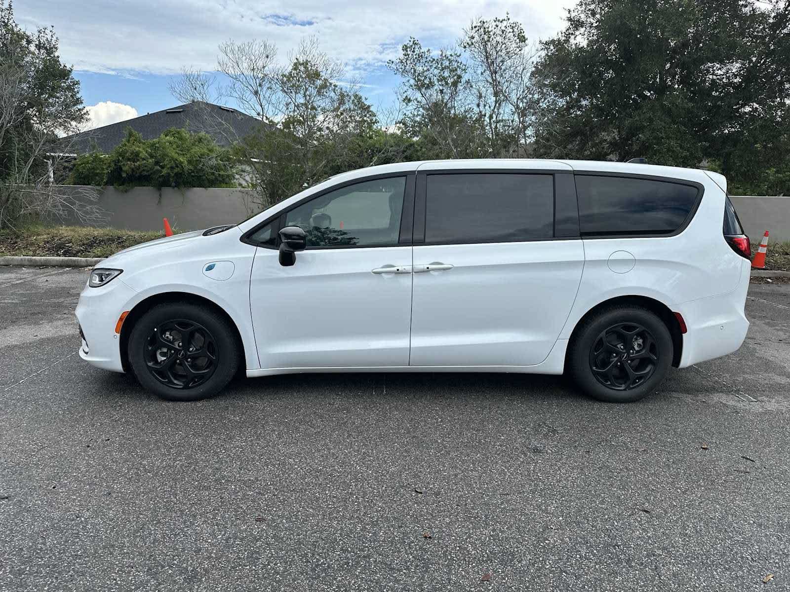 Used 2024 Chrysler Pacifica Limited FWD image 3