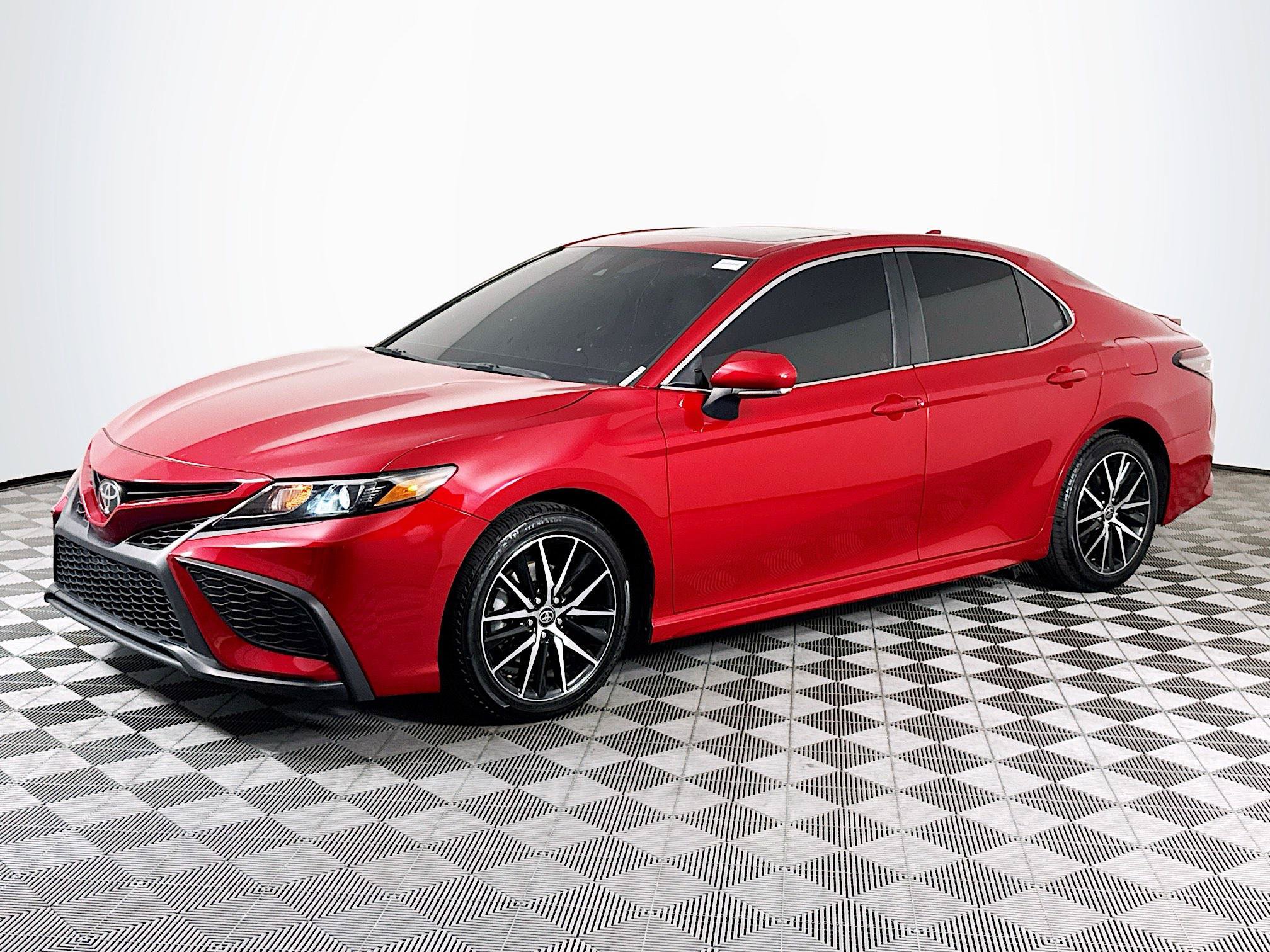 Used 2023 Toyota Camry SE w/ Cold Weather Package FWD image 4