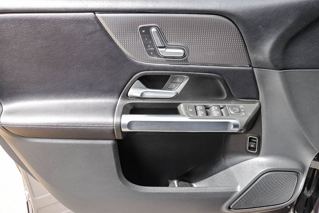 Used 2022 Mercedes-Benz GLB 250 4MATIC image 27