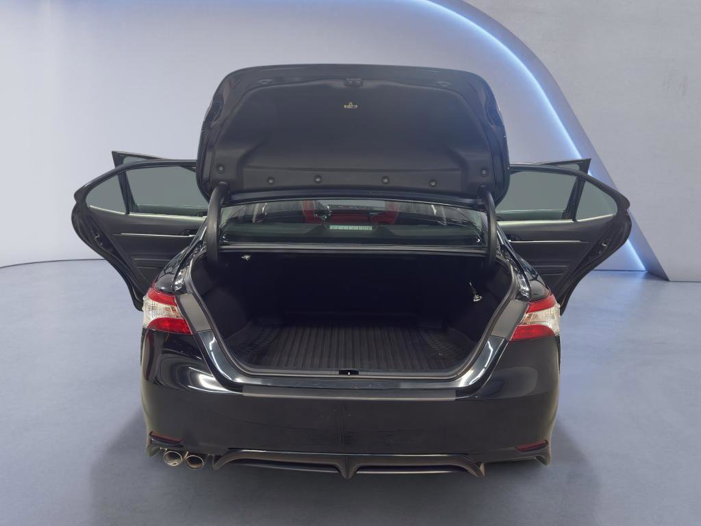 Used 2020 Toyota Camry SE w/ Sunroof Package image 12