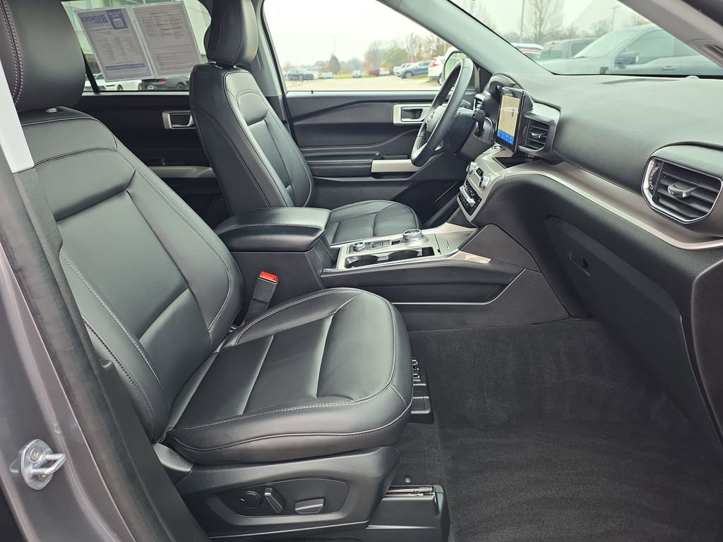 Used 2023 Ford Explorer XLT w/ Equipment Group 202A image 17