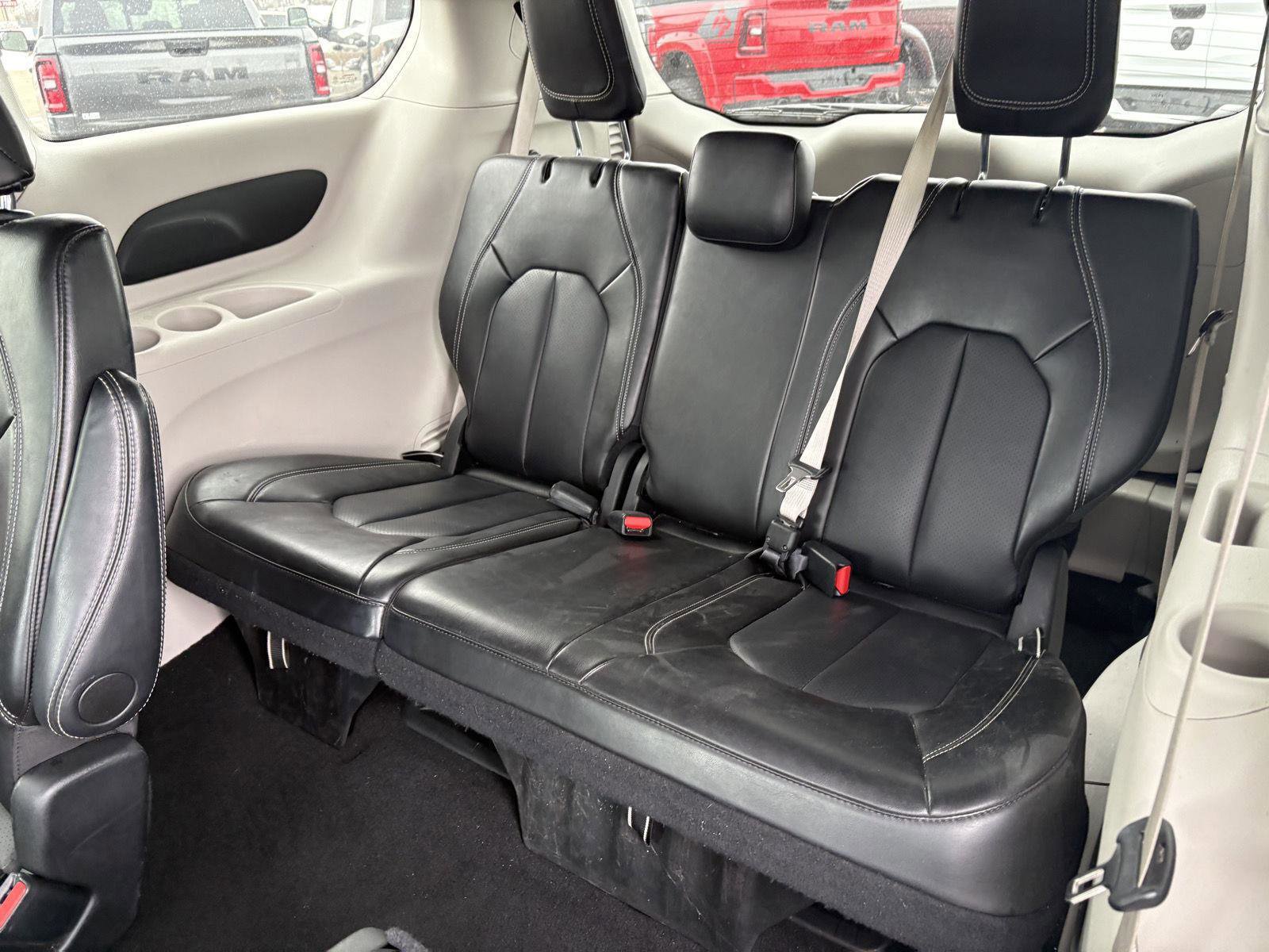 Used 2024 Chrysler Pacifica Touring-L image 16